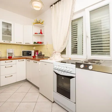 Holiday House Lido - Three Bedroom Holiday House With Terrace דירה