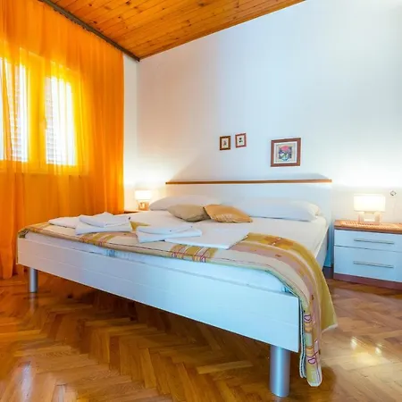 דירה Holiday House Lido - Three Bedroom Holiday House With Terrace אורביץ