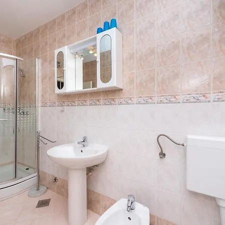 דירה Holiday House Lido - Three Bedroom Holiday House With Terrace